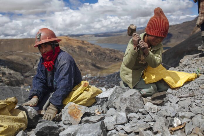 65c3e2134e0ae36491ef1db8_gold-mining-peru-rodrigo-cruz-21-1