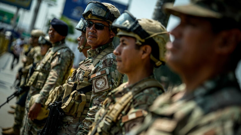 EL COMBO - MILITARES EN LAS CALLES